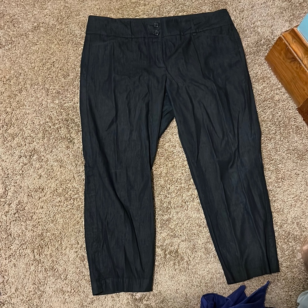 Capri black dress pants with buttons and pockets that you can put things out